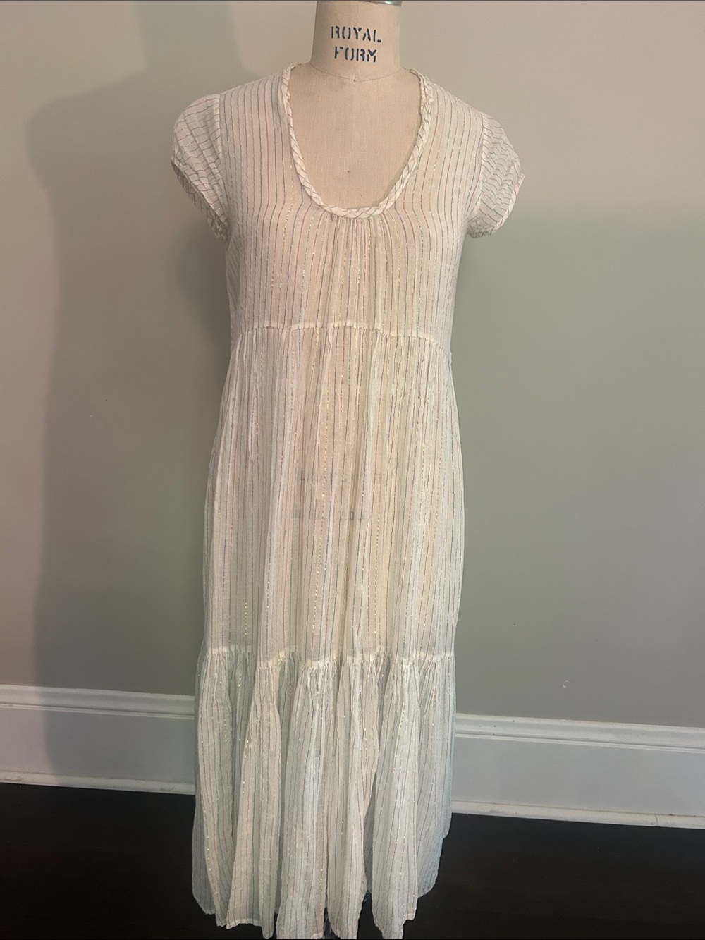 Lightweight White dress with metallic stitching
